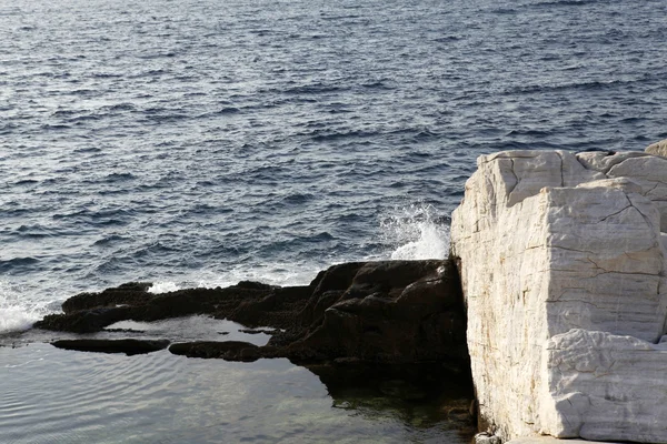 Égei-tengeri part Görögország, Thassos-sziget - hullámok és a sziklák — Stock Fotó