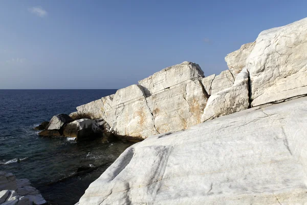 그리스, Thassos 섬-파도 바위에에서 게 해 해안 — 스톡 사진