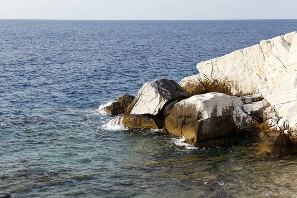 Aegean shore in Greece, Thassos island - waves and rocks — Stock Photo, Image