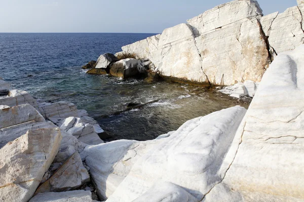 Egeïsche kust in Griekenland, Thassos island - golven en rotsen — Stockfoto