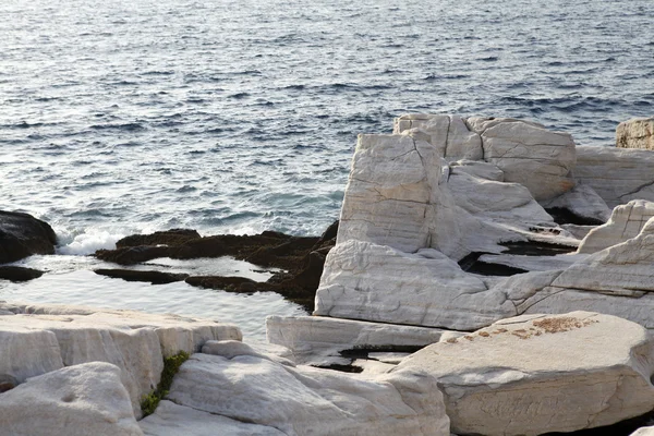 Egeïsche kust in Griekenland, Thassos island - golven en rotsen — Stockfoto