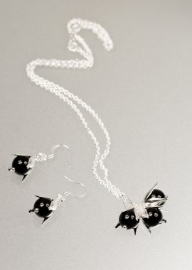 renkli değerli taşlar ve açık gri renkli gümüş jewels