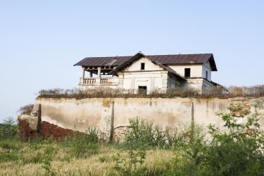 Eski, terk edilmiş, yıkık ev