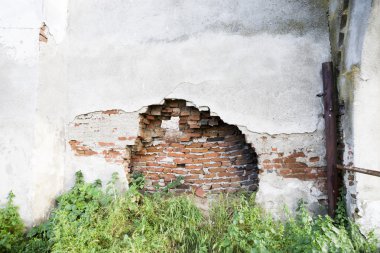 eski duvar dokusu soyulmuş harcı ve çatlaklar