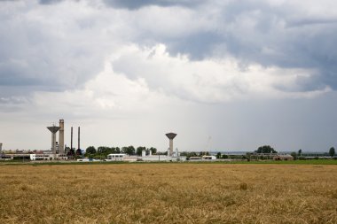 Buğday alan ve dramatik bulutlar, endüstriyel yatay