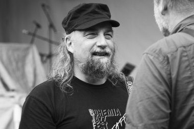 11 Temmuz 2013 - Garana, Romanya. Ücretsiz gösterir ve sergi. Sahneleri ve oturma veya sokaklarda yürüyen insanların. Siyah beyaz fotoğraf