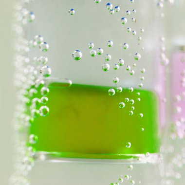 renkli jöle ile sualtı boru ile soyut kompozisyon topları kabarcıklar ve iç