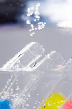 renkli jöle ile sualtı boru ile soyut kompozisyon topları kabarcıklar ve iç