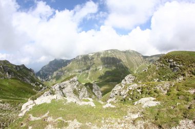 Romanya 'daki Güney Karpatlar' ın bir parçası olan Bucegi Dağları 'ndan manzara