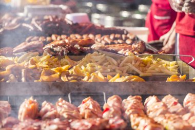 ızgara ızgara et ve sosis duman ve Buhar ile farklı bir