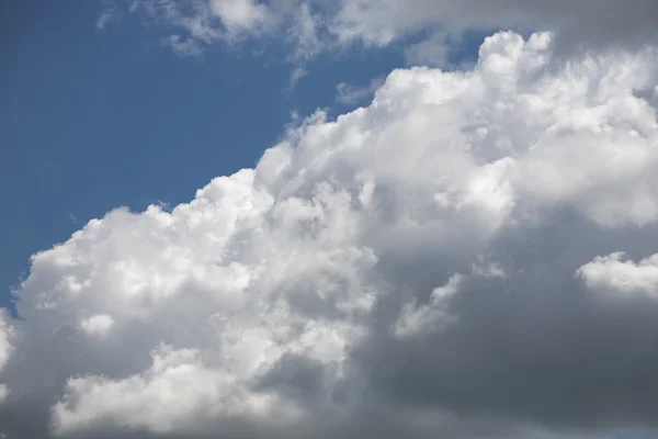 Beautiful, fluffy, white and grey clouds and blue sky — Stock Photo, Image