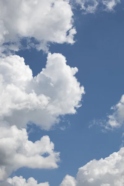 Hermosas, esponjosas, blancas y grises nubes y cielo azul —  Fotos de Stock