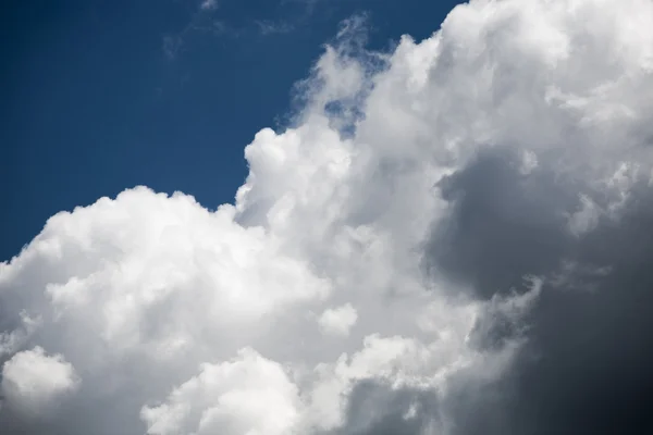 Nuvens bonitas, fofas, brancas e cinzentas e céu azul — Fotografia de Stock