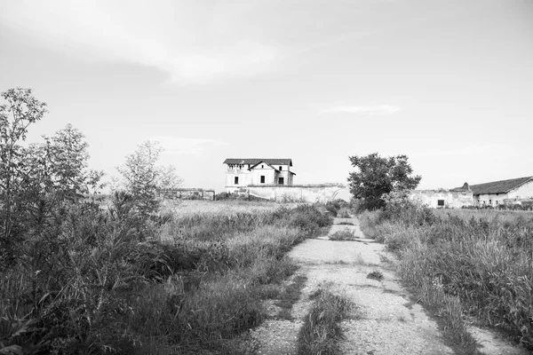 Stary, opuszczony, zniszczony dom — Zdjęcie stockowe