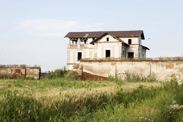 Casa vieja, abandonada, arruinada —  Fotos de Stock