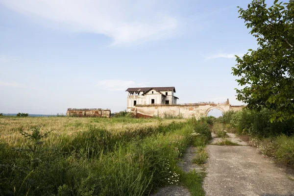 Старый заброшенный, разрушенный дом — стоковое фото