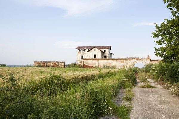 Velha, abandonada, casa arruinada — Fotografia de Stock