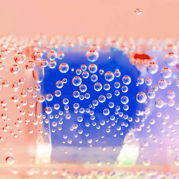 Composição abstrata com tubos subaquáticos com bolas de geleia coloridas dentro e bolhas — Fotografia de Stock