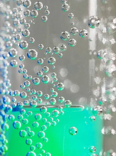 Abstracte compositie met onderwater buizen met kleurrijke gelei ballen binnen en bubbels — Stockfoto