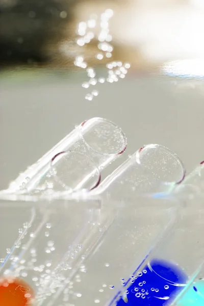 Abstrakt komposition med undervattens rör med färgglada gelé bollar insidan och bubblor — Stockfoto