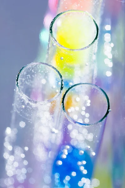 Abstraktní kompozice s podvodní trubky s barevnými želé kuličky uvnitř a bubliny — Stock fotografie