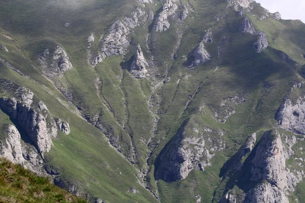 Tájkép a Bucsegi-hegységből, a Déli-Kárpátok egy része Romániában — Stock Fotó