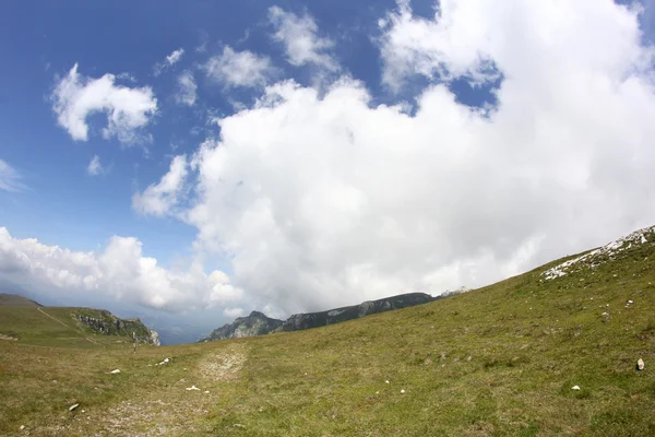 Landschap uit het Bucegi-gebergte, een deel van Zuid-Karpaten in Roemenië — Stockfoto