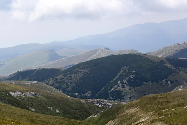 Paysage des monts Bucegi, partie des Carpates du Sud en Roumanie — Photo