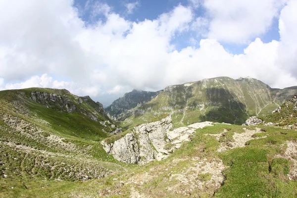 Paesaggio dai monti Bucegi, parte dei Carpazi meridionali in Romania — Foto Stock