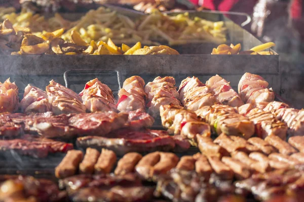 Различные виды на мясо на гриле и колбасы с дымом и паром из гриля — стоковое фото