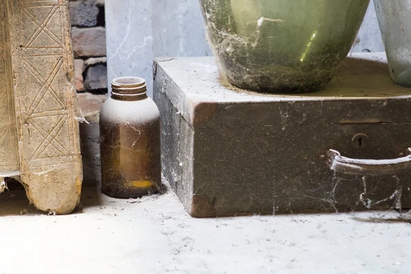 Vidro, madeira e objetos metálicos no sótão com poeira e teias de aranha em uma luz bonita e temperamental — Fotografia de Stock