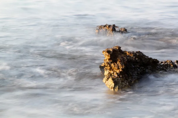 在希腊的爱琴海岸，萨索斯岛岛屿-波和岩石-长时间曝光摄影 — 图库照片