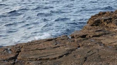 Deniz suyu ve kayalar Thassos Island, Yunanistan, doğal havuzun yanındaki Giola aradı. Ses dalgaları ve Rüzgar