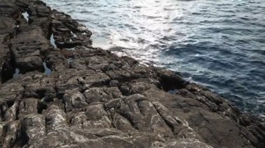 Deniz suyu ve kayalar Thassos Island, Yunanistan, doğal havuzun yanındaki Giola aradı. Ses dalgaları ve Rüzgar