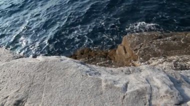 Deniz suyu ve kayalar Thassos Island, Yunanistan, doğal havuzun yanındaki Giola aradı. Ses dalgaları ve Rüzgar