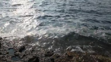 Deniz suyu ve kayalar Thassos Island, Yunanistan, doğal havuzun yanındaki Giola aradı. Ses dalgaları ve Rüzgar