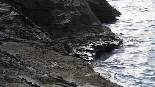 Θαλασσινό νερό και τους βράχους σε Θάσος, Ελλάδα, δίπλα στην φυσική πισίνα που ονομάζεται Γκιόλα. Ήχο των κυμάτων και του ανέμου — Αρχείο Βίντεο