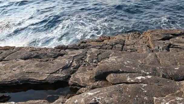 Woda morska i skały na wyspie Thassos Grecja, obok naturalny basen zwany Giola. Dźwięk fale i wiatr — Wideo stockowe