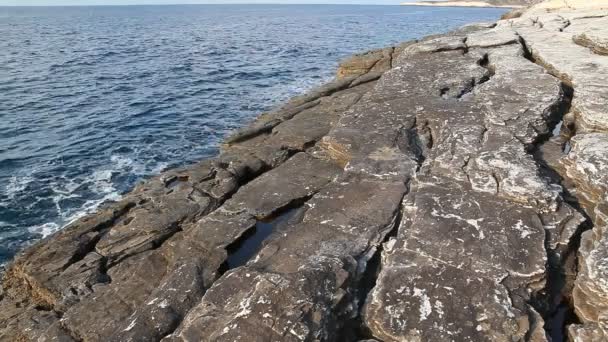 Sea water and rocks in Thassos island, Greece, next to the natural pool called Giola. Sound of waves and wind — Stock Video