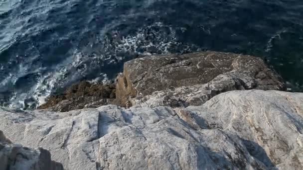 Havsvatten och stenar i Thassos island, Grekland, vid naturliga poolen kallas Giola. Ljudet av vågor och vind — Stockvideo