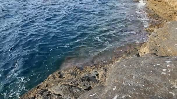 Zeewater en rotsen in Thassos eiland, Griekenland, naast het natuurlijke zwembad genaamd Giola. Geluid van golven en wind — Stockvideo