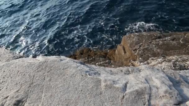 Sea water and rocks in Thassos island, Greece, next to the natural pool called Giola. Sound of waves and wind — Stock Video