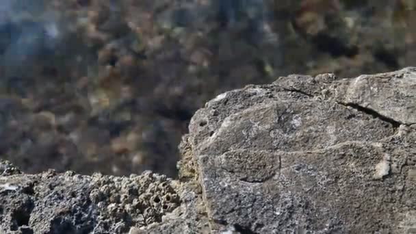 Agua de mar y rocas en la isla de Tasos, Grecia, junto a la piscina natural llamada Giola. Sonido de olas y viento — Vídeo de stock