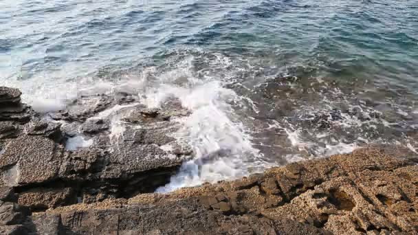 Air laut dan bebatuan di pulau Thassos, Yunani, di samping kolam alami yang disebut Giola. Suara ombak dan angin — Stok Video