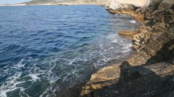 Zeewater en rotsen in Thassos eiland, Griekenland, naast het natuurlijke zwembad genaamd Giola. Geluid van golven en wind — Stockvideo