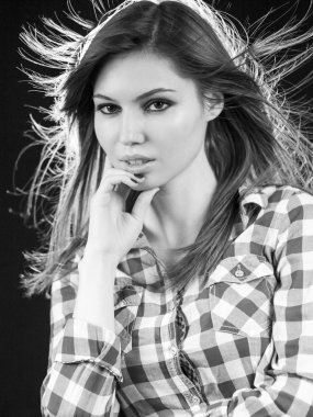 Güzel beyaz uzun saçlı kız koyu arka plan ve kontur ışık ile poz