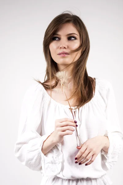 Svartvitt foto av vackra kaukasiska flicka klädd i en vit blus med ljus grå bakgrund — Stockfoto