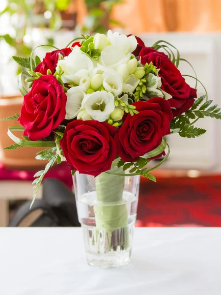 Arranjo floral em um buquê de casamento — Fotografia de Stock