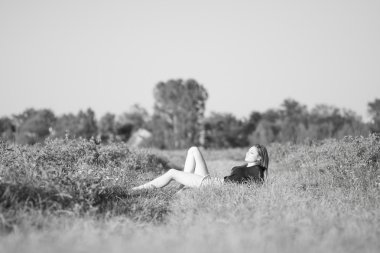 Alana poz uzun, düz saçlı güzel kız