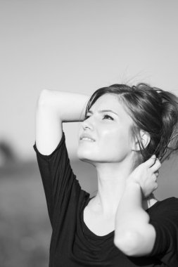 Alana poz uzun, düz saçlı güzel kız